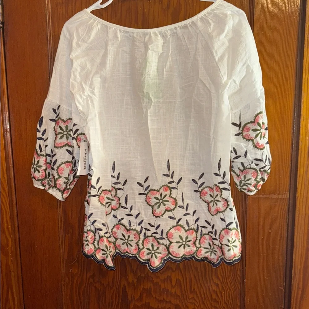 Elegant White Blouse with Floral Embroidery - Picture 7 of 7